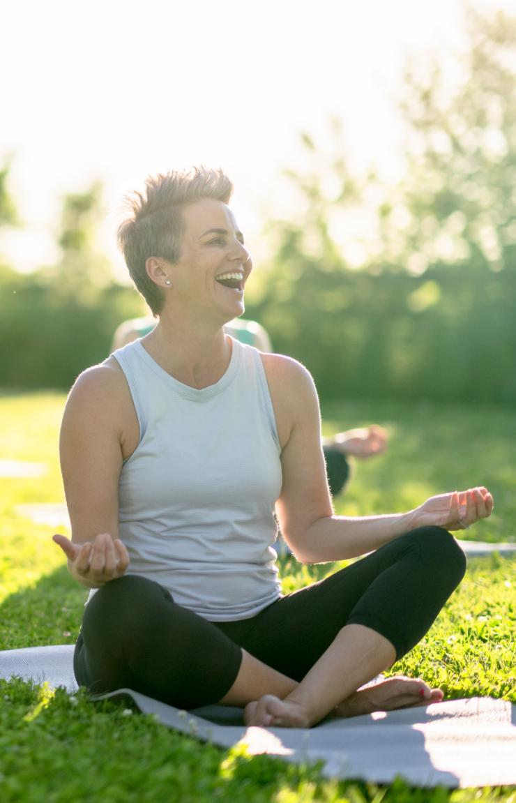 西澳大利亚州,珀斯,国王公园,坐在瑜伽垫上体验正念活动的一群人 © 正念自然之旅版权所有 西澳大利亚州,珀斯,国王公园,坐在瑜伽垫上体验正念活动的一群人 © 正念自然之旅版权所有