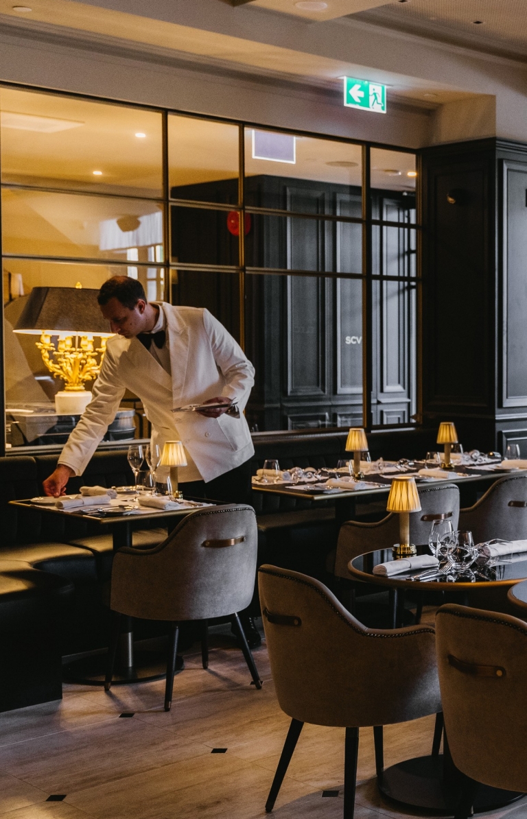 Maison Bâtard 餐厅的一名服务生在布置餐桌 © Liana Hardy 版权所有 Maison Bâtard 餐厅的一名服务生在布置餐桌 © Liana Hardy 版权所有