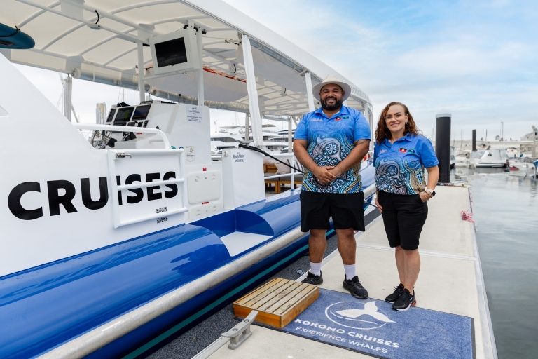 原住民向导迎接宾客登上“科科莫号”游艇,开启在黄金海岸的文化巡游体验。© 杰乐盖尔文化之旅版权所有 原住民向导迎接宾客登上“科科莫号”游艇,开启在黄金海岸的文化巡游体验。© 杰乐盖尔文化之旅版权所有