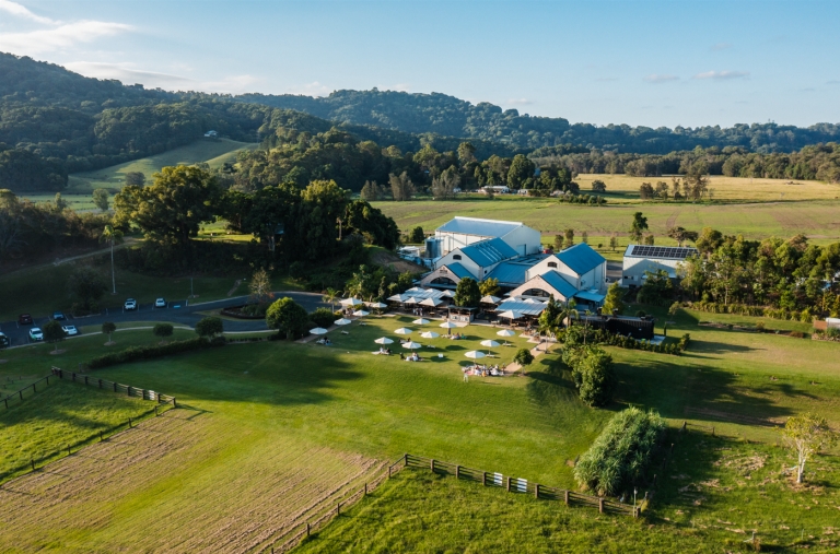 无人机拍摄的坐落在绿色山丘间的 Husk 农场酿酒厂景象。© Husk 农场酿酒厂版权所有 无人机拍摄的坐落在绿色山丘间的 Husk 农场酿酒厂景象。© Husk 农场酿酒厂版权所有