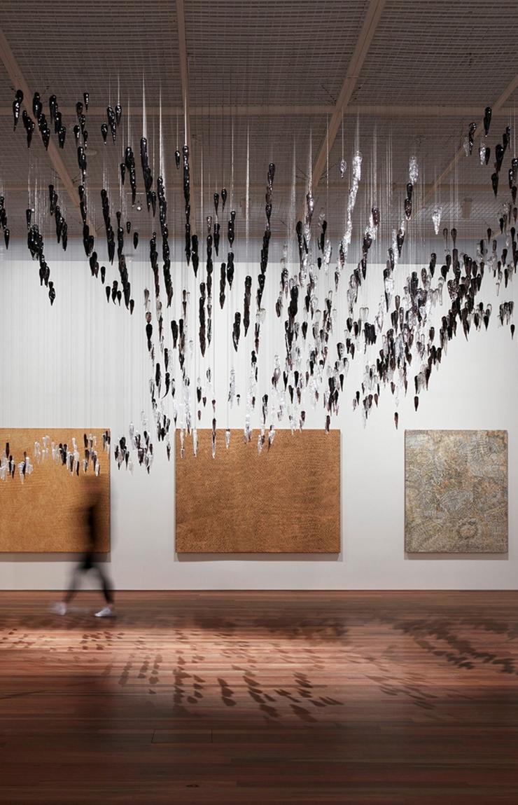 伊里巴娜画廊展览景象,展出作品(从左到右)分别是 Yukultji Napangati 的《无题》(2005 年)、Doreen Reid Nakamarra 的《无题》(2007 年)、Bobby West Tjupurrula 的《Tingari sites around Kiwirrkura》(2015 年)、Ronnie Tjampitjinpa 的《Tingari fire dreaming at Wilkinkarra》(2008 年),以及(上方)Yhonnie Scarce 的《Death zephyr》(2017 年)© Ken Leanfore 版权所有 伊里巴娜画廊展览景象,展出作品(从左到右)分别是 Yukultji Napangati 的《无题》(2005 年)、Doreen Reid Nakamarra 的《无题》(2007 年)、Bobby West Tjupurrula 的《Tingari sites around Kiwirrkura》(2015 年)、Ronnie Tjampitjinpa 的《Tingari fire dreaming at Wilkinkarra》(2008 年),以及(上方)Yhonnie Scarce 的《Death zephyr》(2017 年)© Ken Leanfore 版权所有