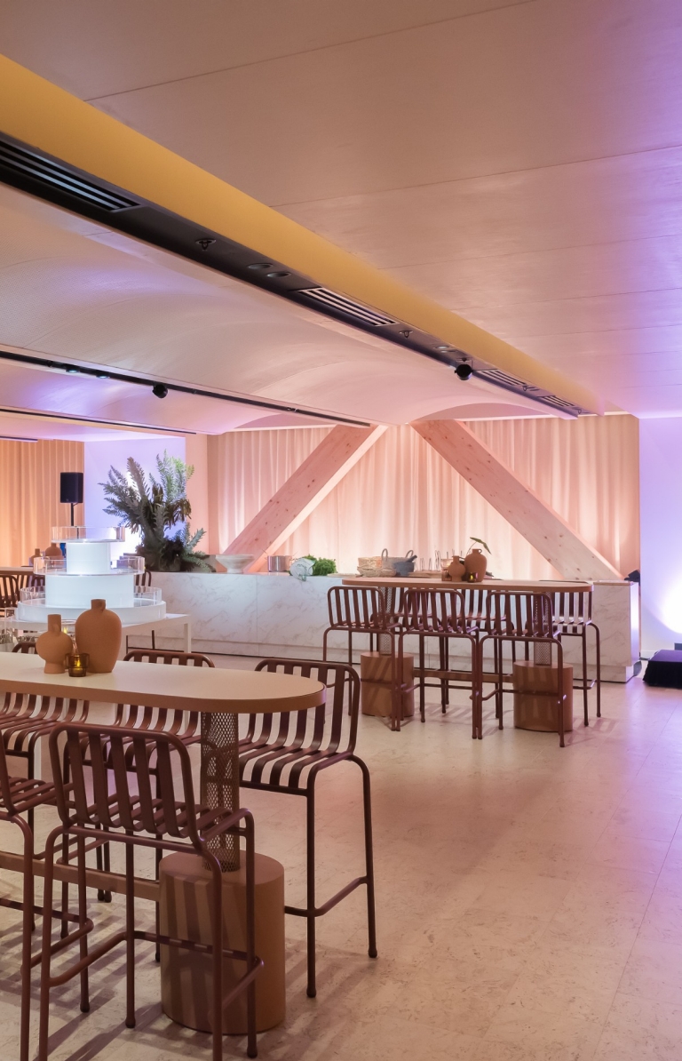 Saltbox 无立柱的宽敞活动空间博克斯(The Box)的景象,配有弧形天花板以及餐桌和椅子。© Saltbox 版权所有 Saltbox 无立柱的宽敞活动空间博克斯(The Box)的景象,配有弧形天花板以及餐桌和椅子。© Saltbox 版权所有