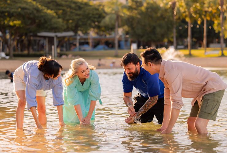 四人站在水中参与一场文化仪式 © Jason Ierace 版权所有 四人站在水中参与一场文化仪式 © Jason Ierace 版权所有