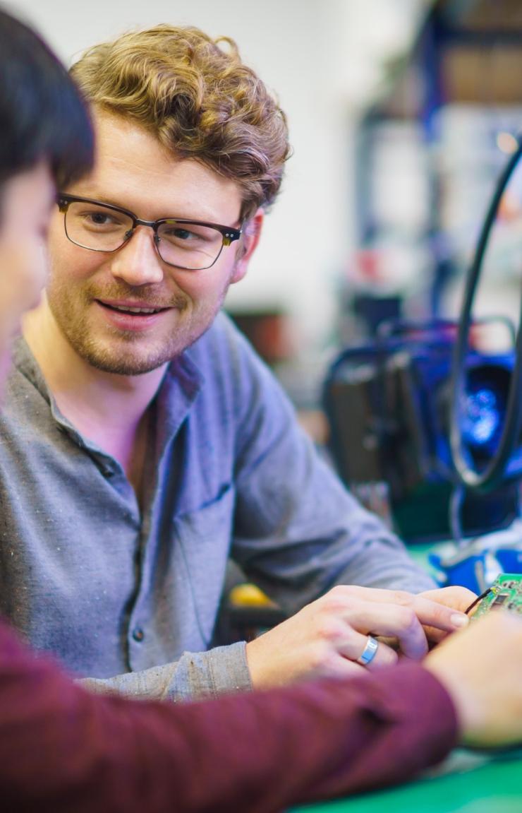 Nura 首席执行官兼联合创始人 Kyle Slater 和 Nura 工程师 William Shao Nura 首席执行官兼联合创始人 Kyle Slater 和 Nura 工程师 William Shao