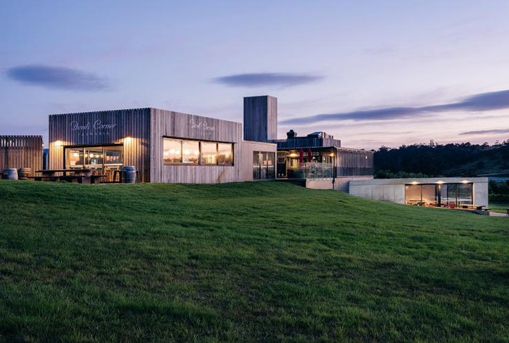 塔斯马尼亚州,菲欣纳,恶魔角的外景,可以看到恶魔巢酒窖 © 恶魔角版权所有