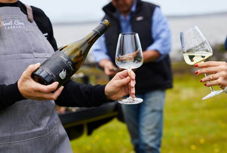 塔斯马尼亚州,菲欣纳,恶魔角,摩尔廷潟湖,在户外品酒 © 恶魔角版权所有