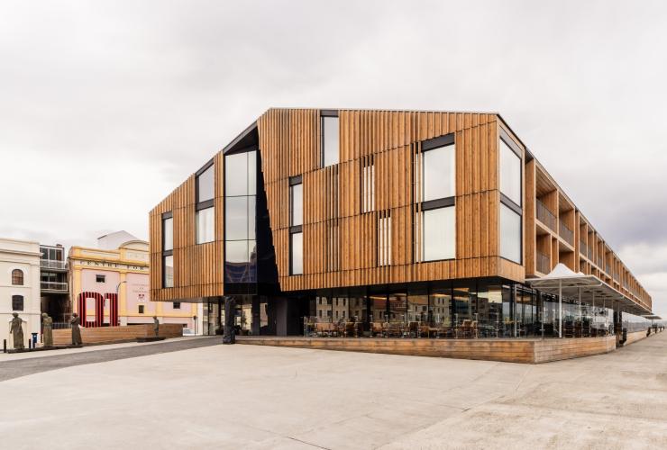 替换文字:MACq01 的原木风格外部装潢。© MACq01 版权所有