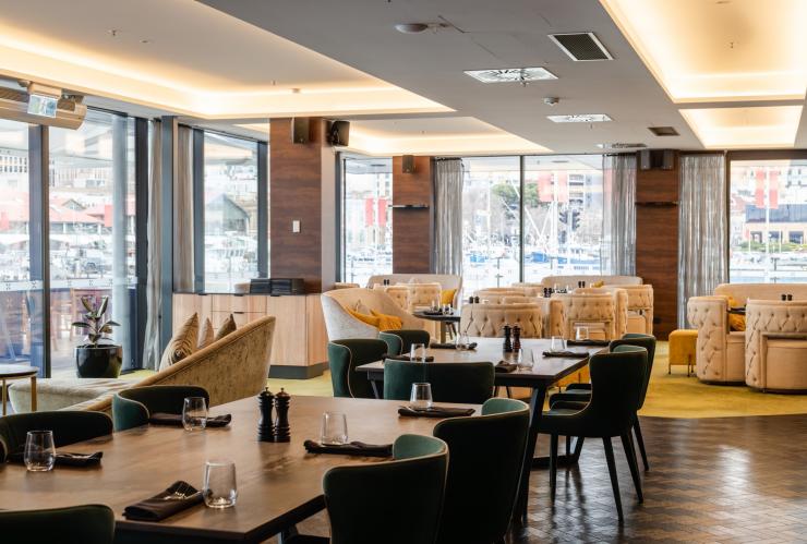 内设豪华座椅和餐桌的餐厅 © MACq01 版权所有