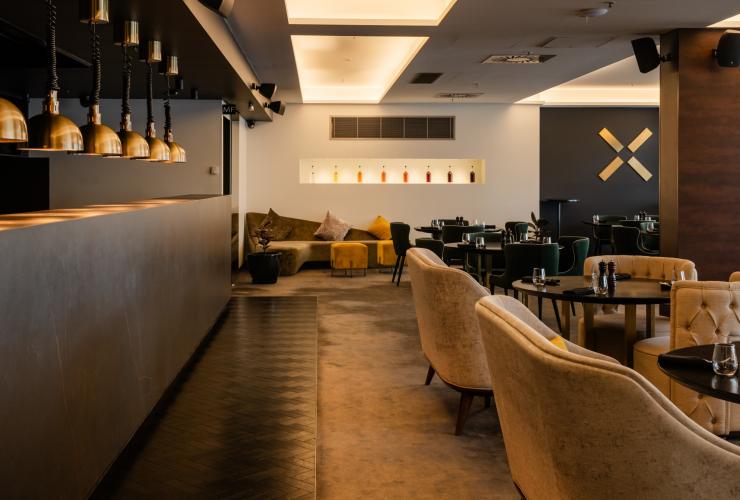 配有开放式厨房和吊灯的餐厅景象 © MACq01 版权所有