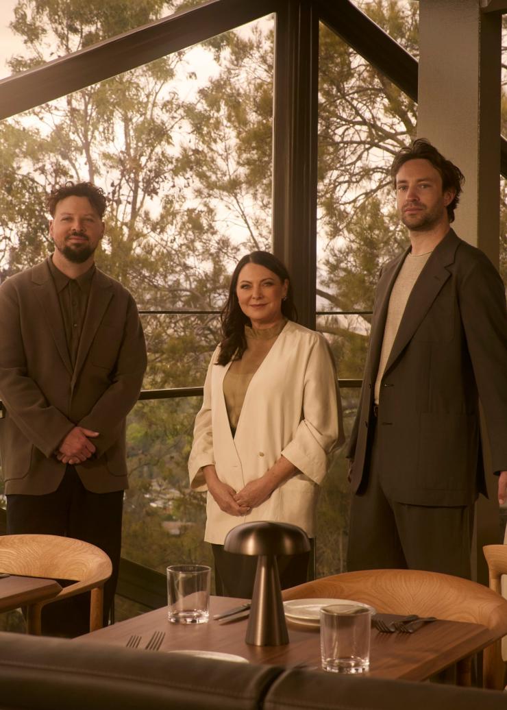 餐厅老板 Tracy Keeley 和 Lunetta 团队成员站在一起,背后是 Lunetta 餐厅后面的当地丛林。© Lillie Thompson 版权所有