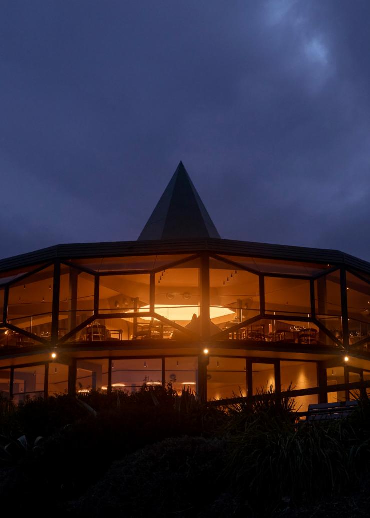 夜晚灯火通明的 Lunetta 两层楼现代主义建筑 © Lillie Thompson 版权所有