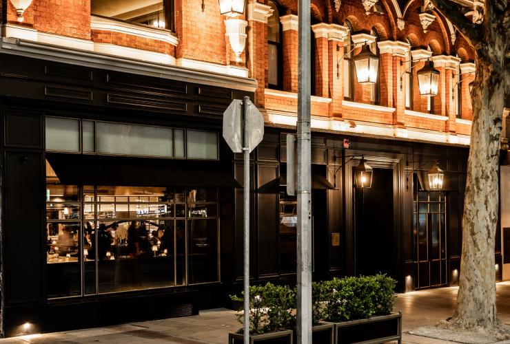 Maison Bâtard 的外观,一层为深色外观,其余部分为红砖外观 © Alex Drewniak 版权所有