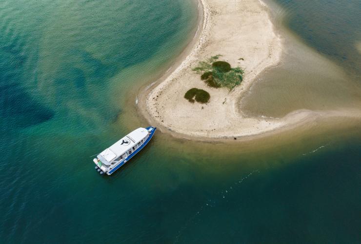 停泊在破浪岛旁的“科科莫号”游艇 © 杰乐盖尔文化之旅版权所有