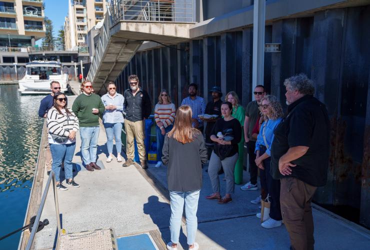 Kauwi 文化巡游之旅期间,一位原住民导游在给会奖团队讲解 © 魅力航海之旅版权所有