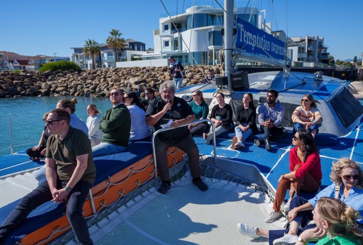 Kauwi 文化巡游之旅期间,一位原住民导游在魅力航海之旅双体船上给会奖团队讲解 © 魅力航海之旅版权所有
