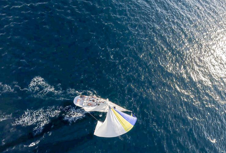 在扬起大三角帆的“布瑞德贝拉号”帆船上,会奖团队驶向洒满阳光的大海。© 布瑞德贝拉航海之旅版权所有