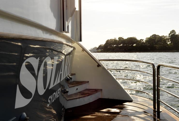 悉尼港中的“Solaré”号游艇船尾 © Jason Loucas 版权所有