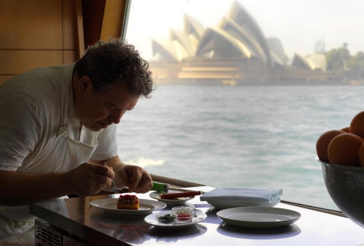 “Solare”号游艇行政总厨 Pablo Tordesillas Garcia 在备制菜肴,背景中是悉尼歌剧院 © Jason Loucas 版权所有