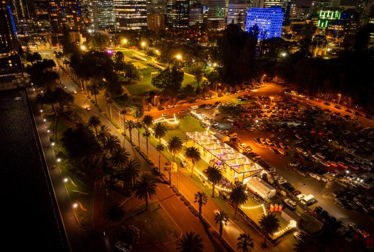 俯瞰夜晚的 The Kingsman、市区景观以及为活动准备的停车场。© The Kingsman 版权所有