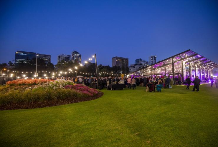 珀斯市区景观映衬下的 The Kingsman 与草坪区夜景。© The Kingsman 版权所有