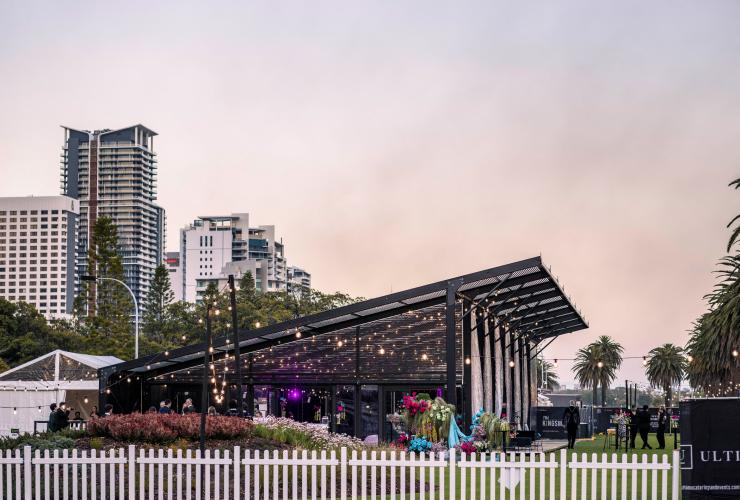 活动期间,尖桩围栏旁 Kingsman 场馆与草坪区的景象。© The Kingsman 版权所有