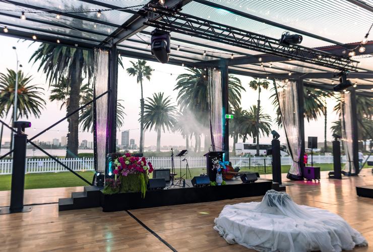 在 The Kingsman 场馆内,为乐队准备的舞台,以及场馆外不远处天鹅河的风景。© The Kingsman 版权所有