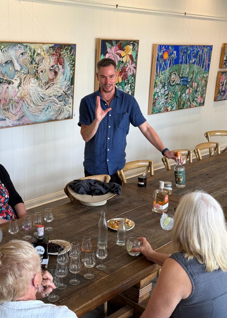 Husk 酿酒师带队的 Ink 杜松子酒体验之旅,游客坐在桌前品尝杜松子酒。© Husk 农场酿酒厂版权所有
