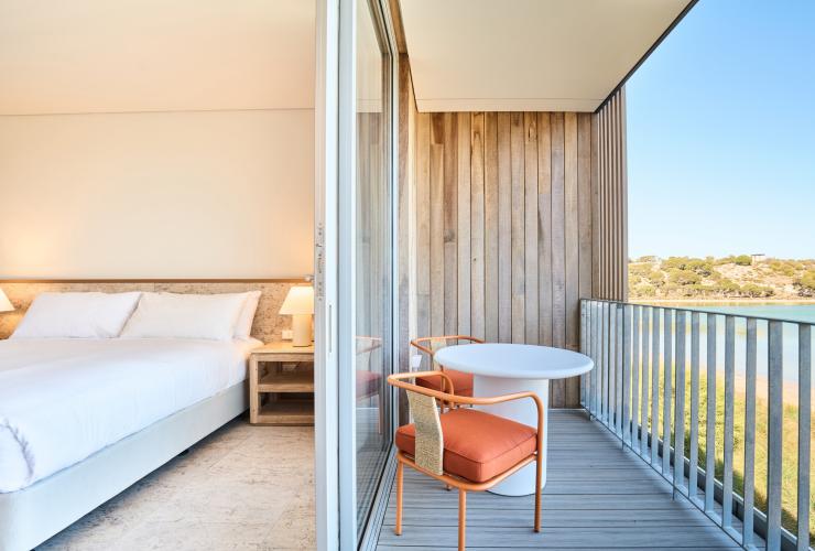 池畔别墅客房的部分内景,以及可俯瞰湖泊的阳台。© Shot By Thom 版权所有