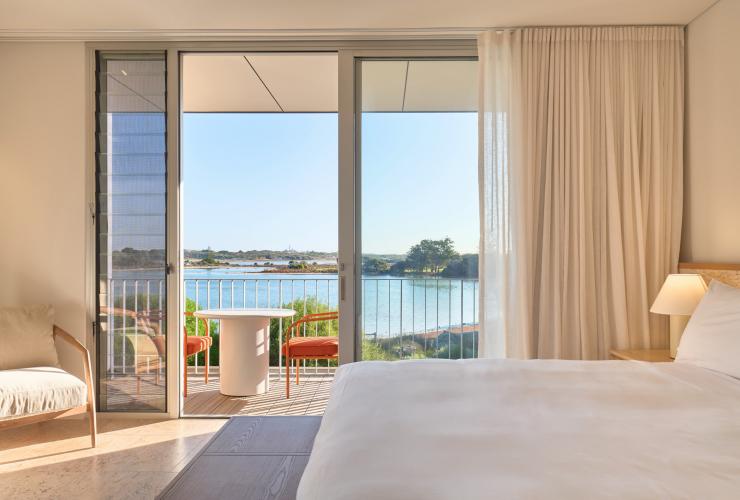 池畔别墅客房内景,从阳台可俯瞰湖泊风景。© Shot By Thom 版权所有