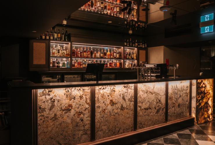 黑鸟酒吧餐厅带背光设计的巴塔哥尼亚石英岩吧台。© Arianna Leggiero 版权所有