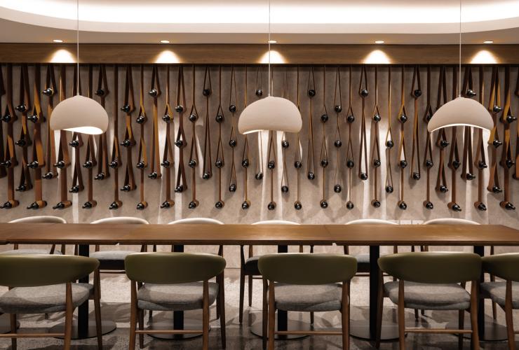 山景庄园的餐厅,采用当代风格灯具和酒瓶装饰墙面设计。© 山景庄园版权所有