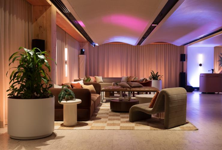 配有豪华长沙发和桌子的休息区 © Saltbox 版权所有