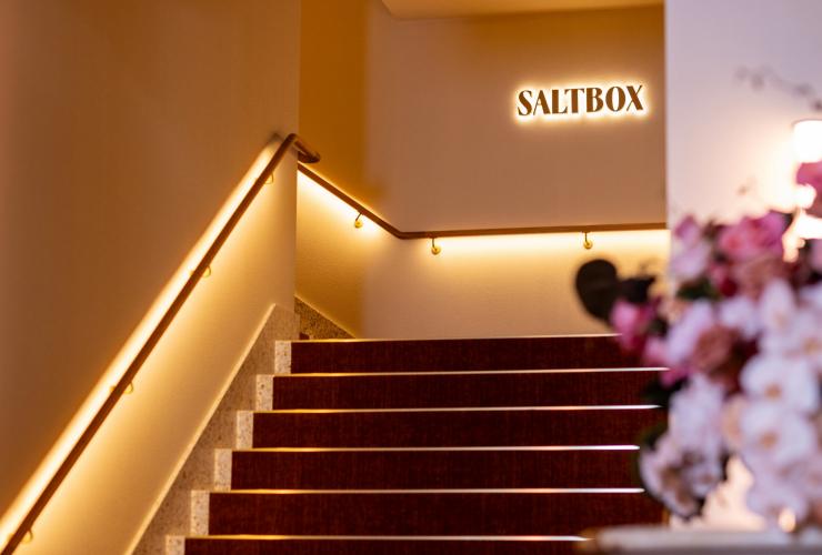 Saltbox 前厅处的台阶。© Saltbox 版权所有