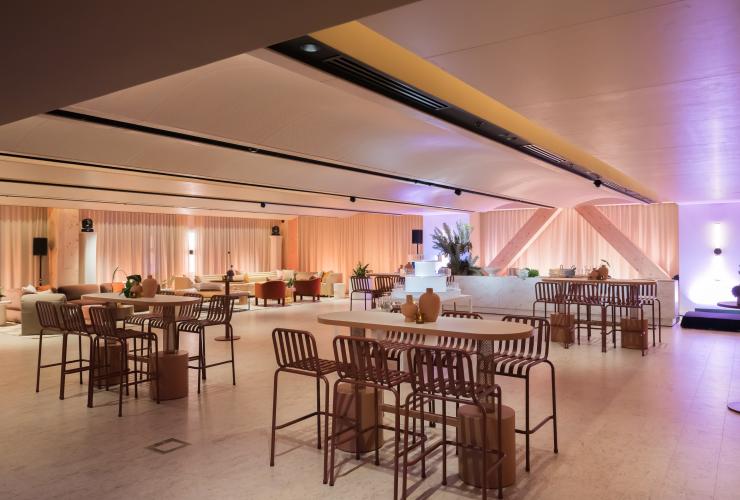 The Box,面积最大的空间,配有餐桌和椅子 © Saltbox 版权所有